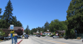 A blurry picture of cars driving down the street.